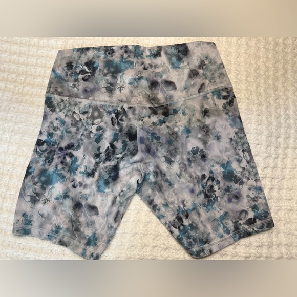 lululemon align high rise shorts, 8” size 12 - Picture 2 of 6